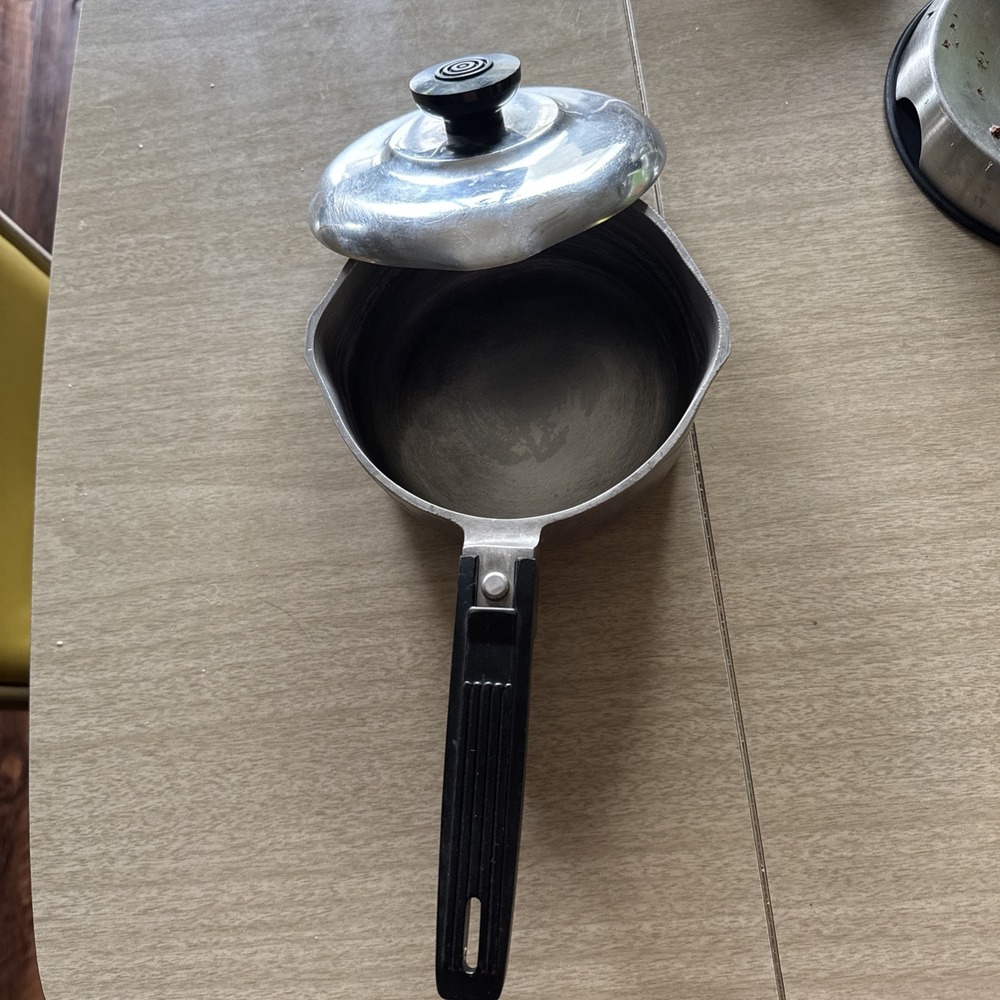 Vintage Magnalite GHC 1 Quart Sauce Pan With Lid W/Double Spout USA Bakelite